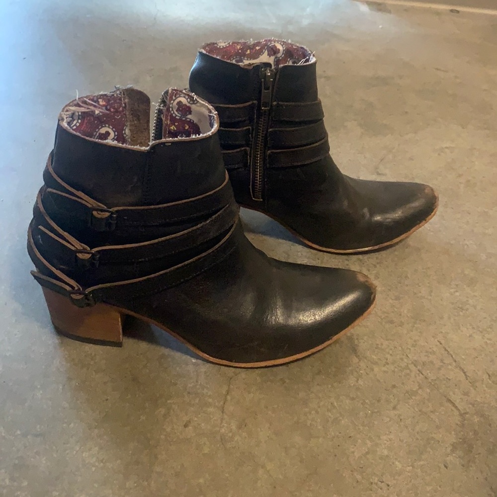 Freebird by Steven size 9 leather ankle booties